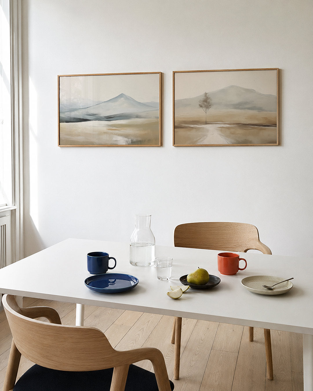 Twee liggende posters met een berg met vloeiende lijnen en zachte kleuren, aan de muur in een interieur