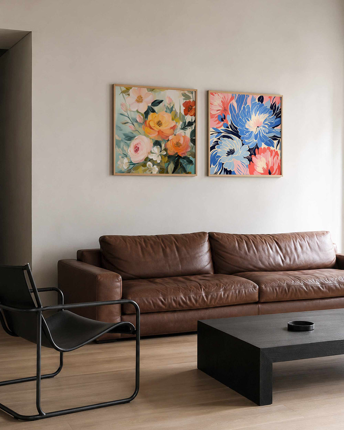Interieurpresentatie van een tweedelige vierkante posterset met bloemenzee