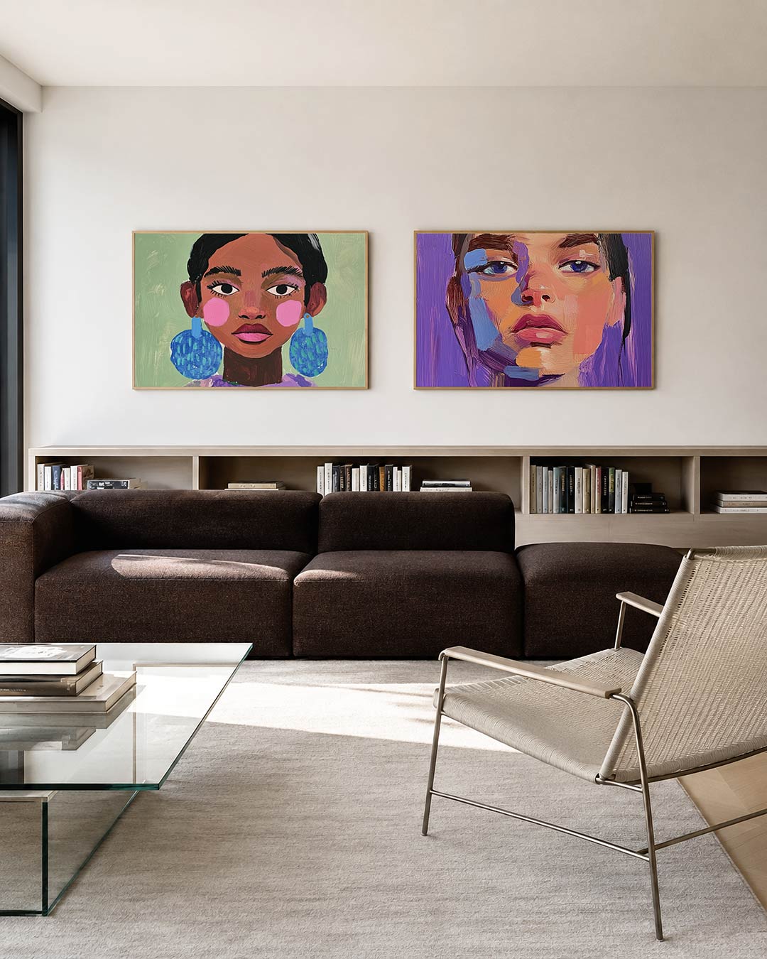 Interieurpresentatie van twee posters met een portret met levendige kleuren