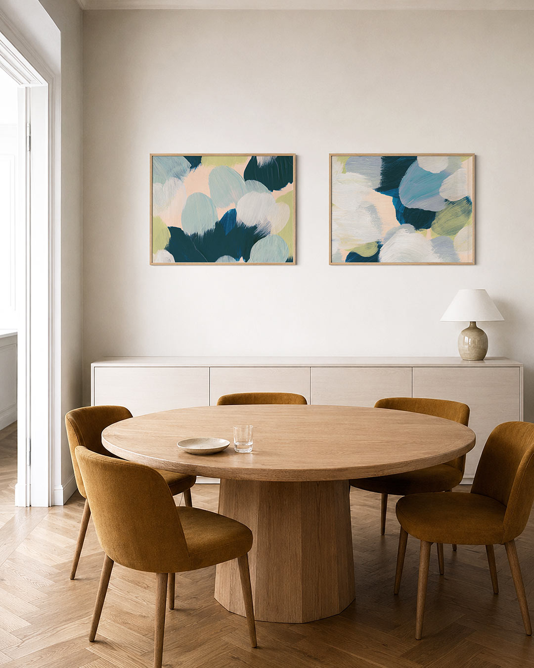 Tweedelige posterset met zachte penseelstreken in blauw, groen en wit, getoond in een interieur