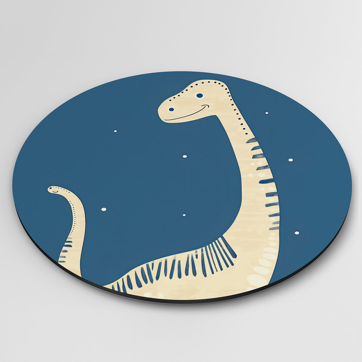 Dinosaurus op blauwe achtergrond Muurcirkel – detailweergave – Een beige dinosaurus met een glimlach tegen een blauwe