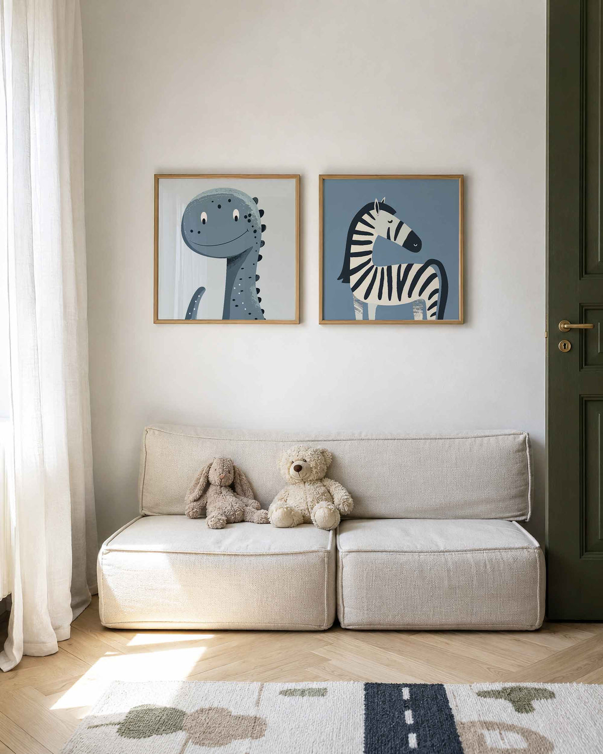 Interieurpresentatie van een tweedelige vierkante posterset met dinosaurus en zebra