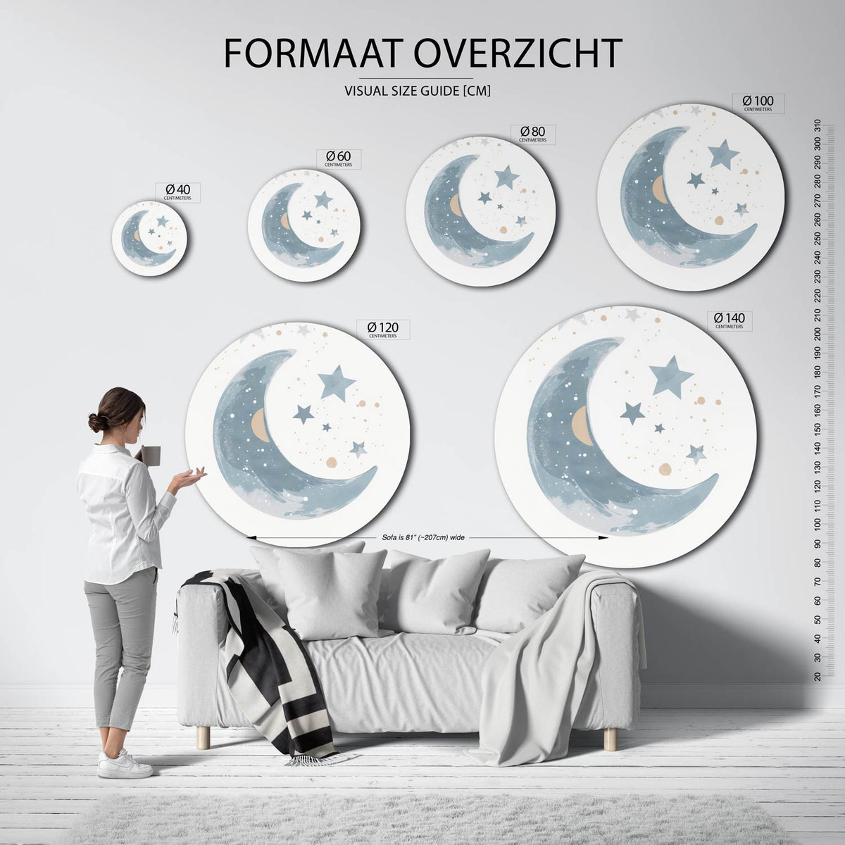 Maan en sterren Muurcirkel – extra productweergave – Een grote blauwe maan met sterren en stippen in beige en blauw.