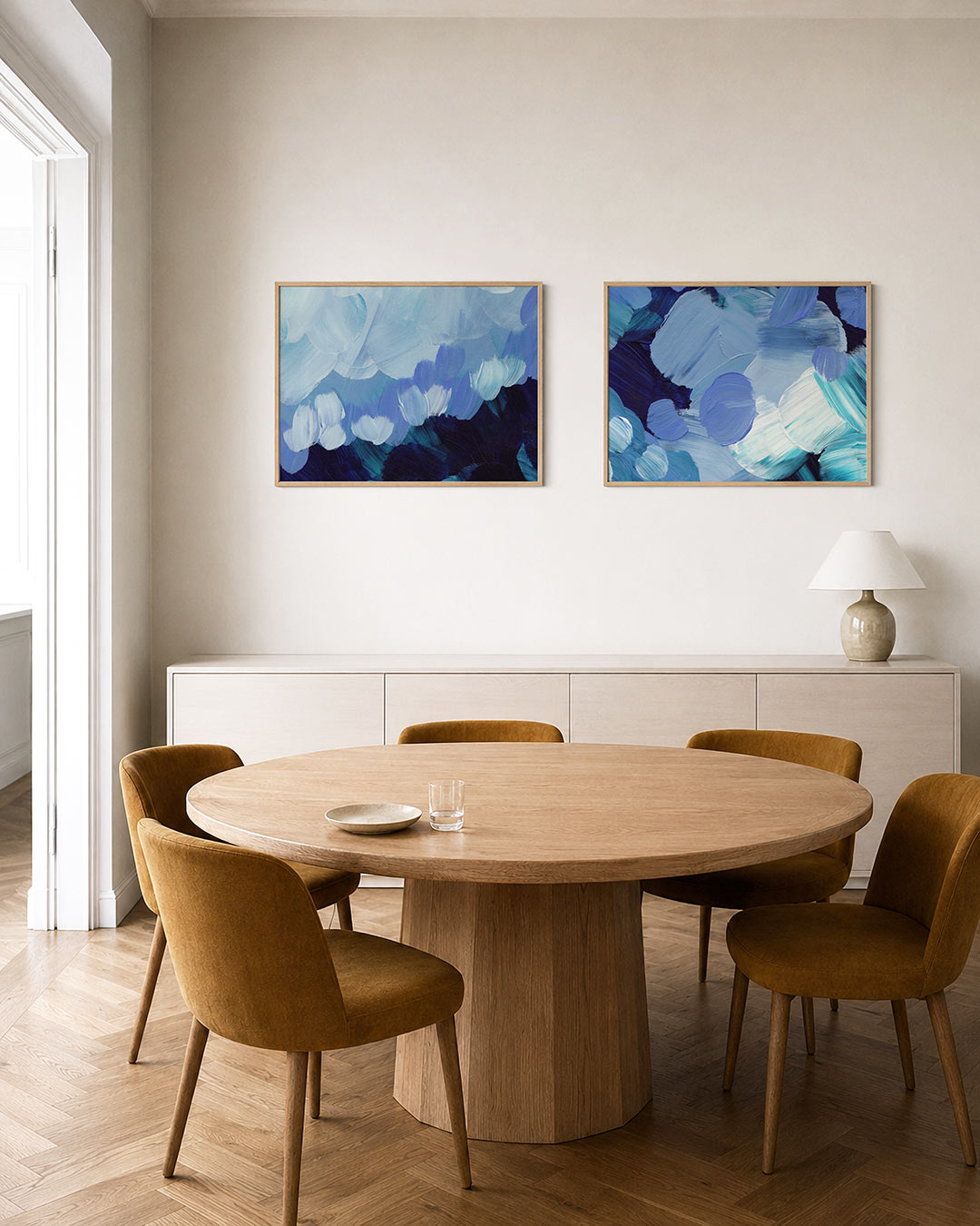 Interieurbeeld met twee liggende posters: deze tweedelige posterset heeft blauwe en witte borstelstreken