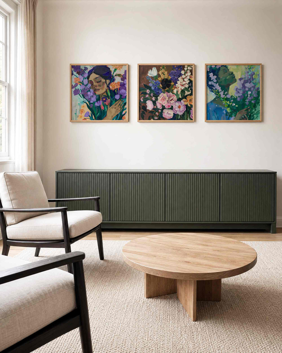 Interieurpresentatie van een driedelige vierkante posterset met bloemenportretten