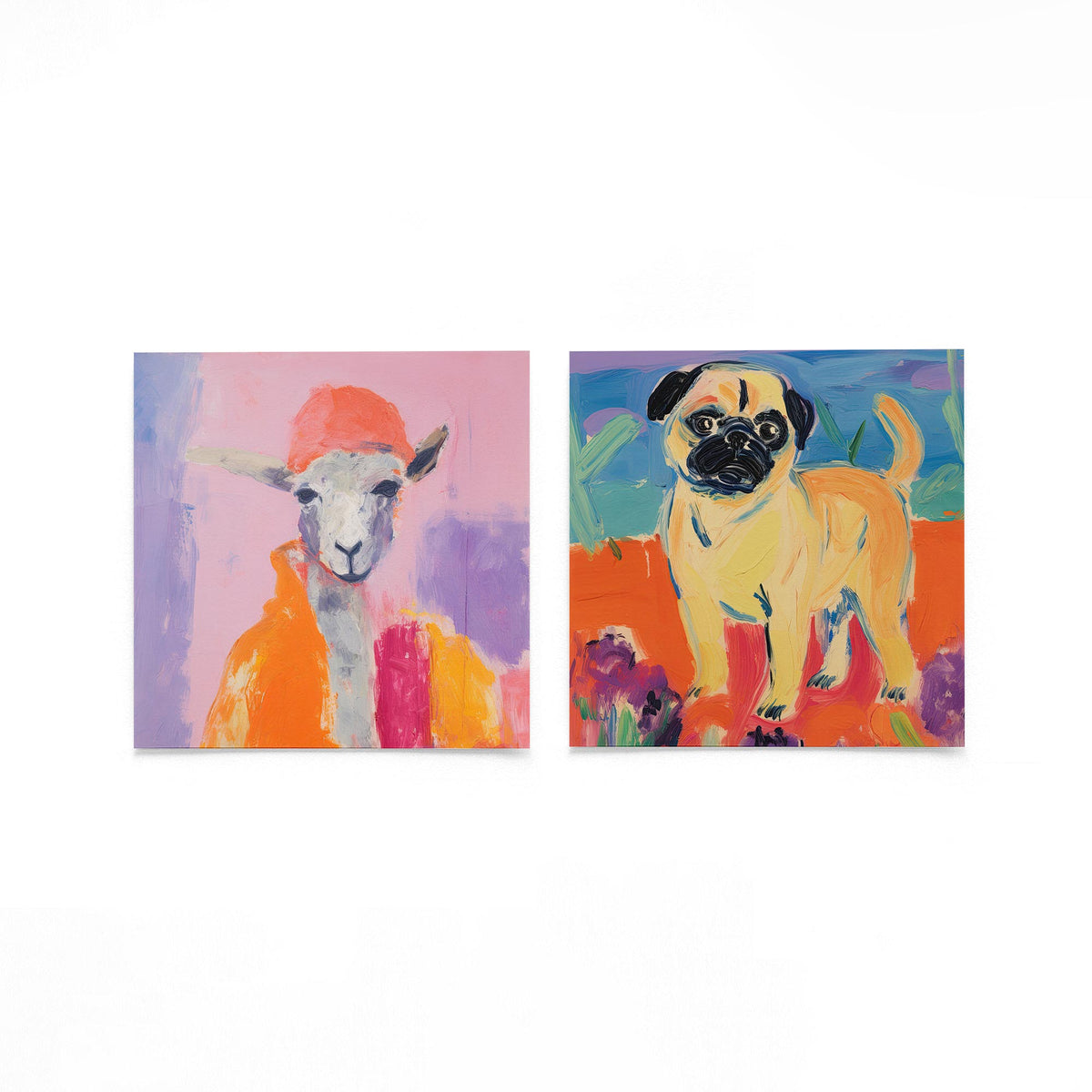 Twee vierkante posters met geit en mopshond op een gebroken witte achtergrond