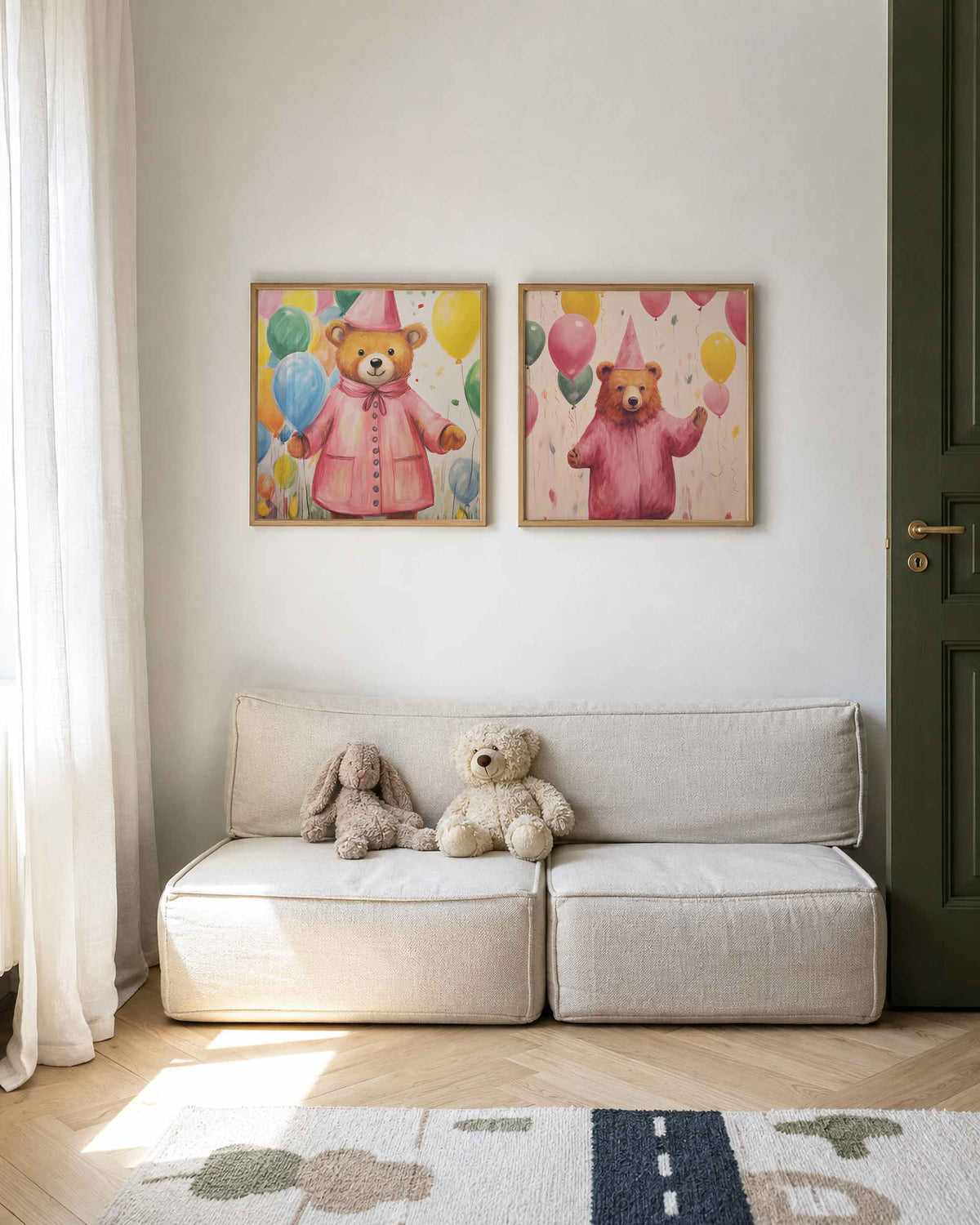 Interieurpresentatie van een tweedelige vierkante posterset met feestberen met ballonnen