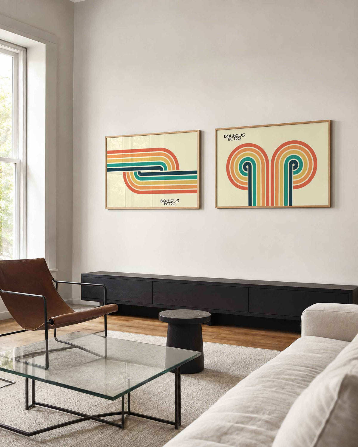 Interieurmockup van tweedelige landscape-posterset met gebogen regenboogbanen