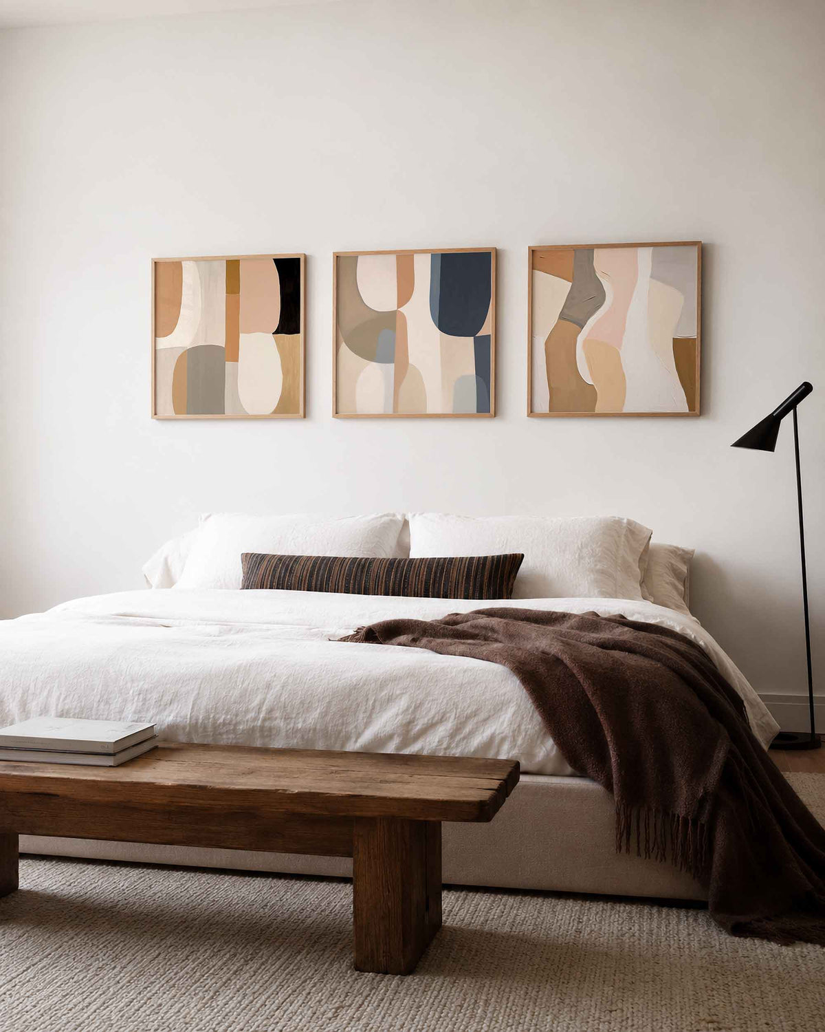 Interieurpresentatie van een driedelige vierkante posterset met abstracte vormen