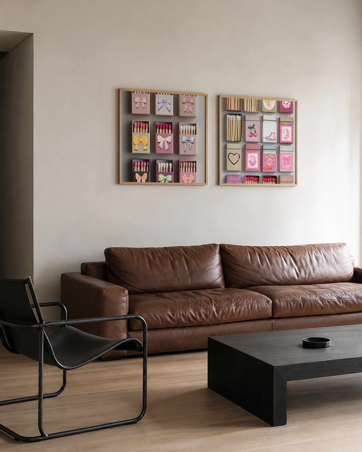 Interieurpresentatie van een tweedelige vierkante posterset met strikjes en kawaii souvenirs