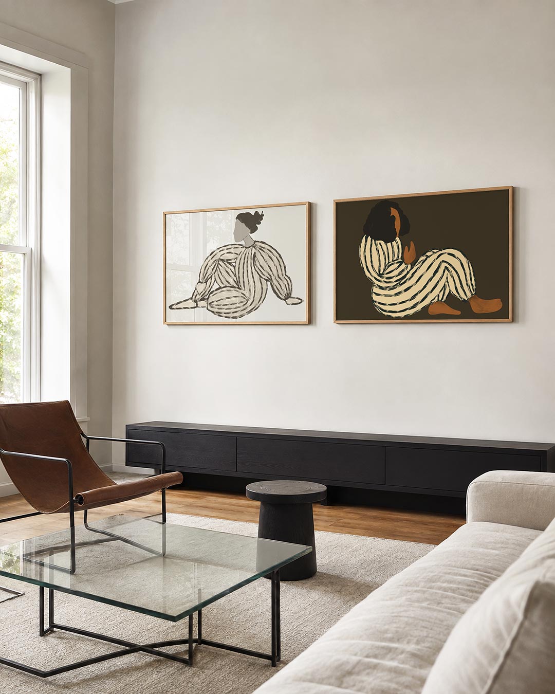 Tweedelige posterset met een figuur met vloeiende lijnen en zachte kleuren, getoond in een interieur