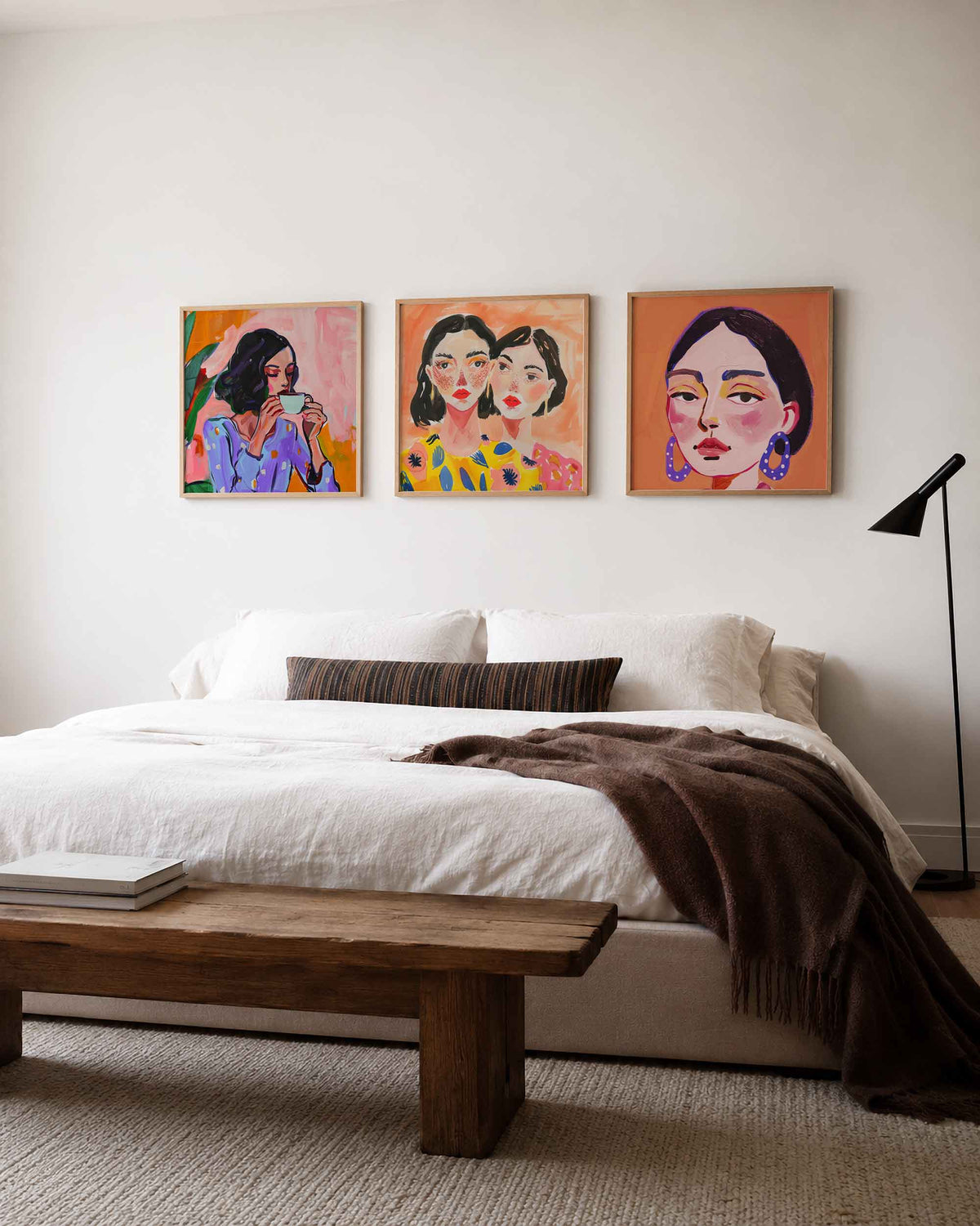 Interieurpresentatie van een driedelige vierkante posterset met kleurrijke vrouwenportretten