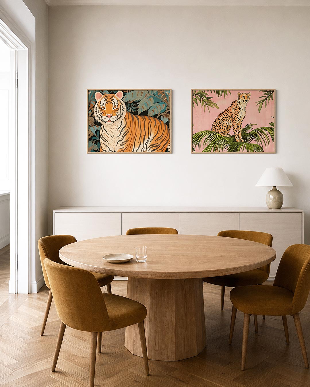 Tweedelige posterset met een krachtige tijger met levendige oranje en zwarte strepen, getoond in een interieur