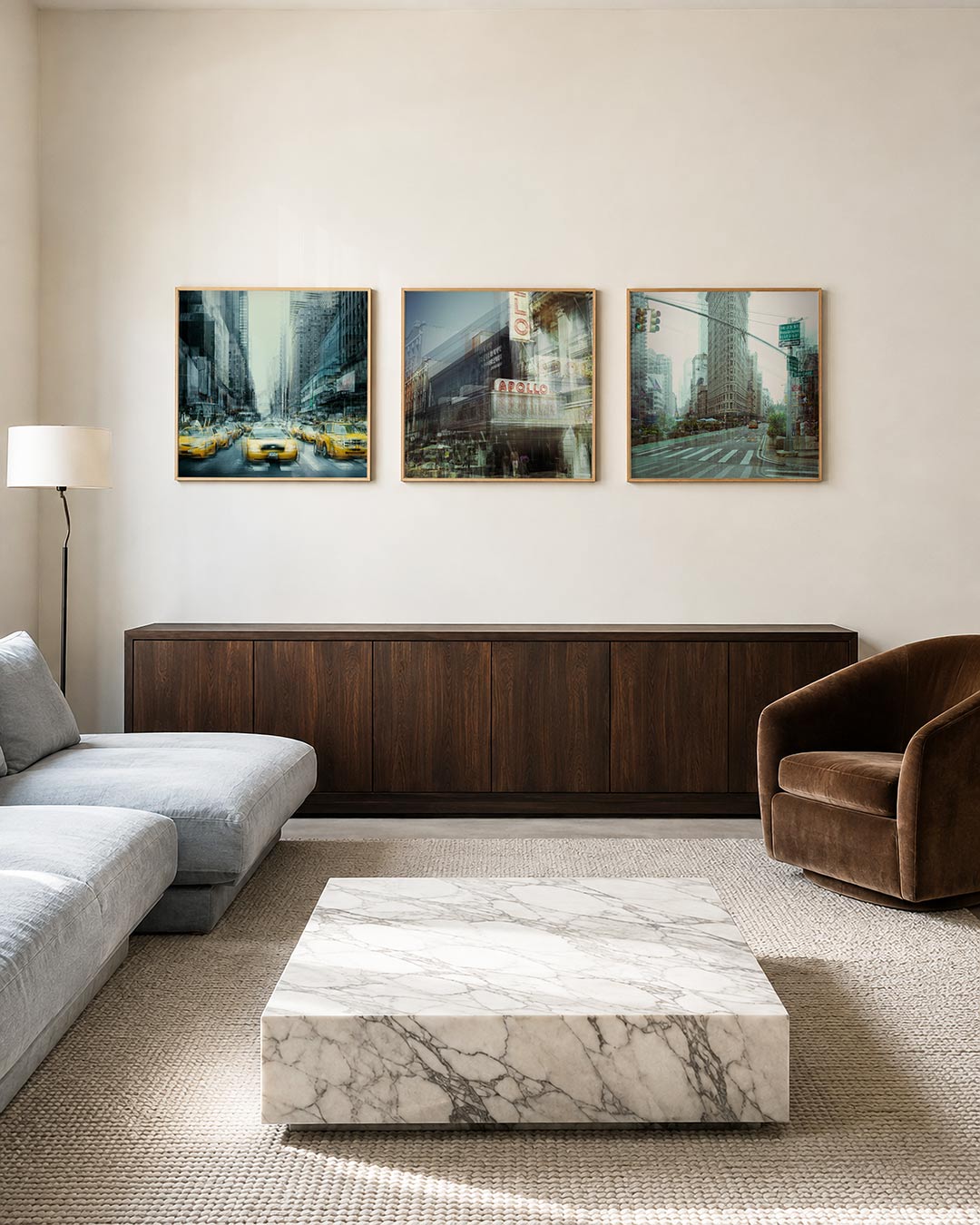 Interieur met vierkant fotografisch drieluik stad in dubbele belichting – Gerald Emming