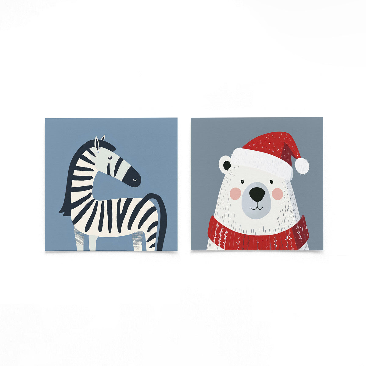 Twee vierkante posters met zebra en kerstbeer op een gebroken witte achtergrond