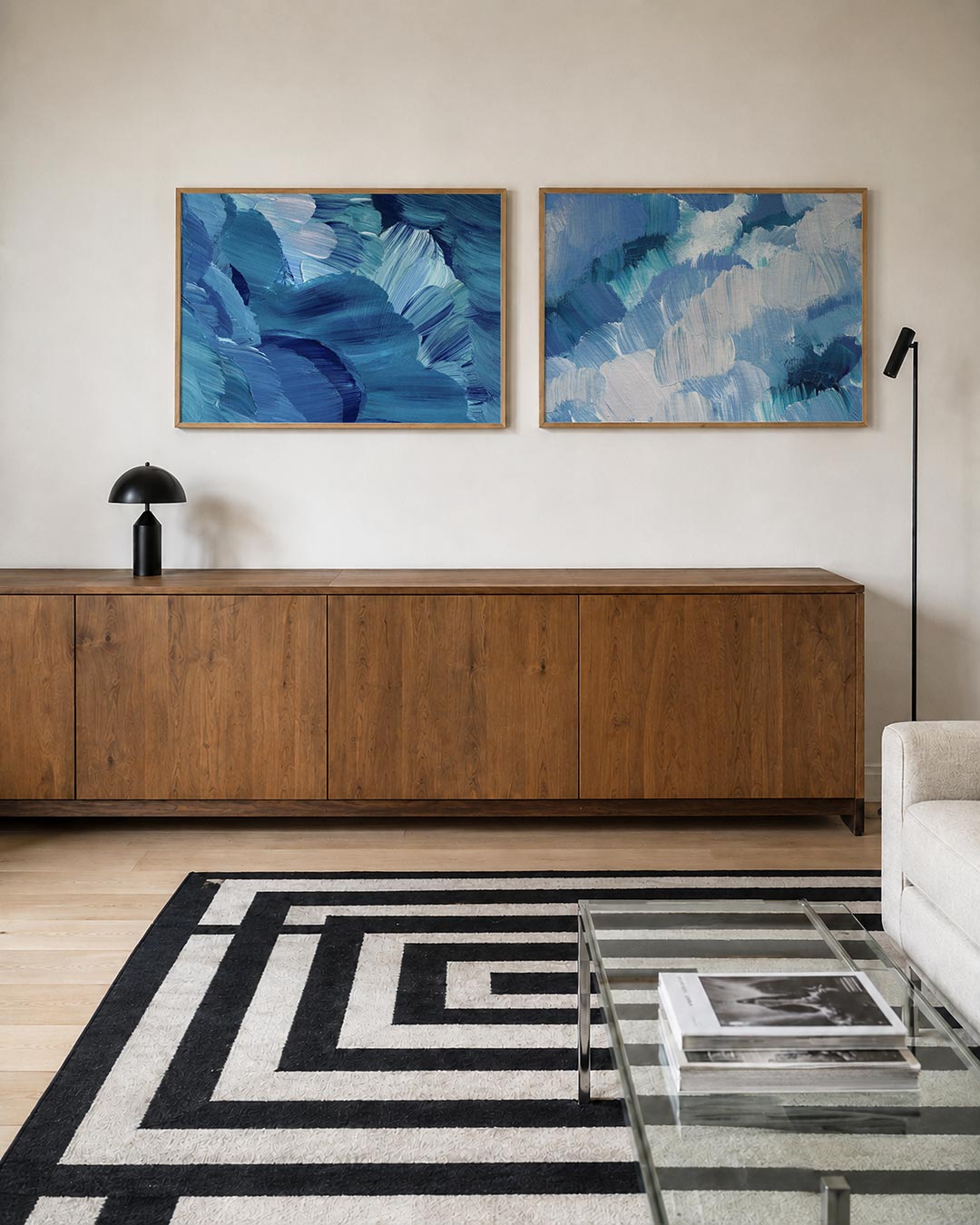 Interieurbeeld met twee liggende posters: deze tweedelige posterset heeft blauwe en witte borstelstreken