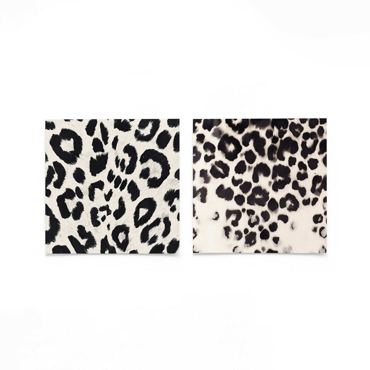 Twee vierkante posters met dierenprints in zwart en wit op een gebroken witte achtergrond