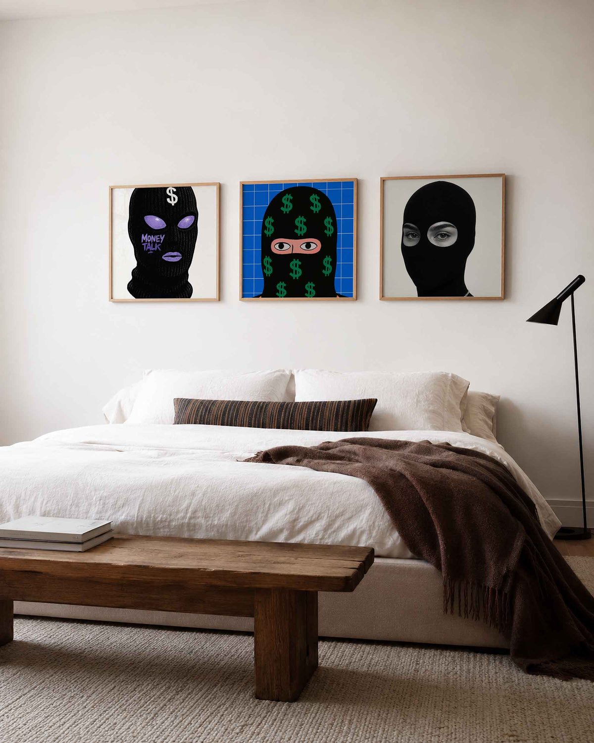 Interieurpresentatie van een driedelige vierkante posterset met gemaskerde gezichten