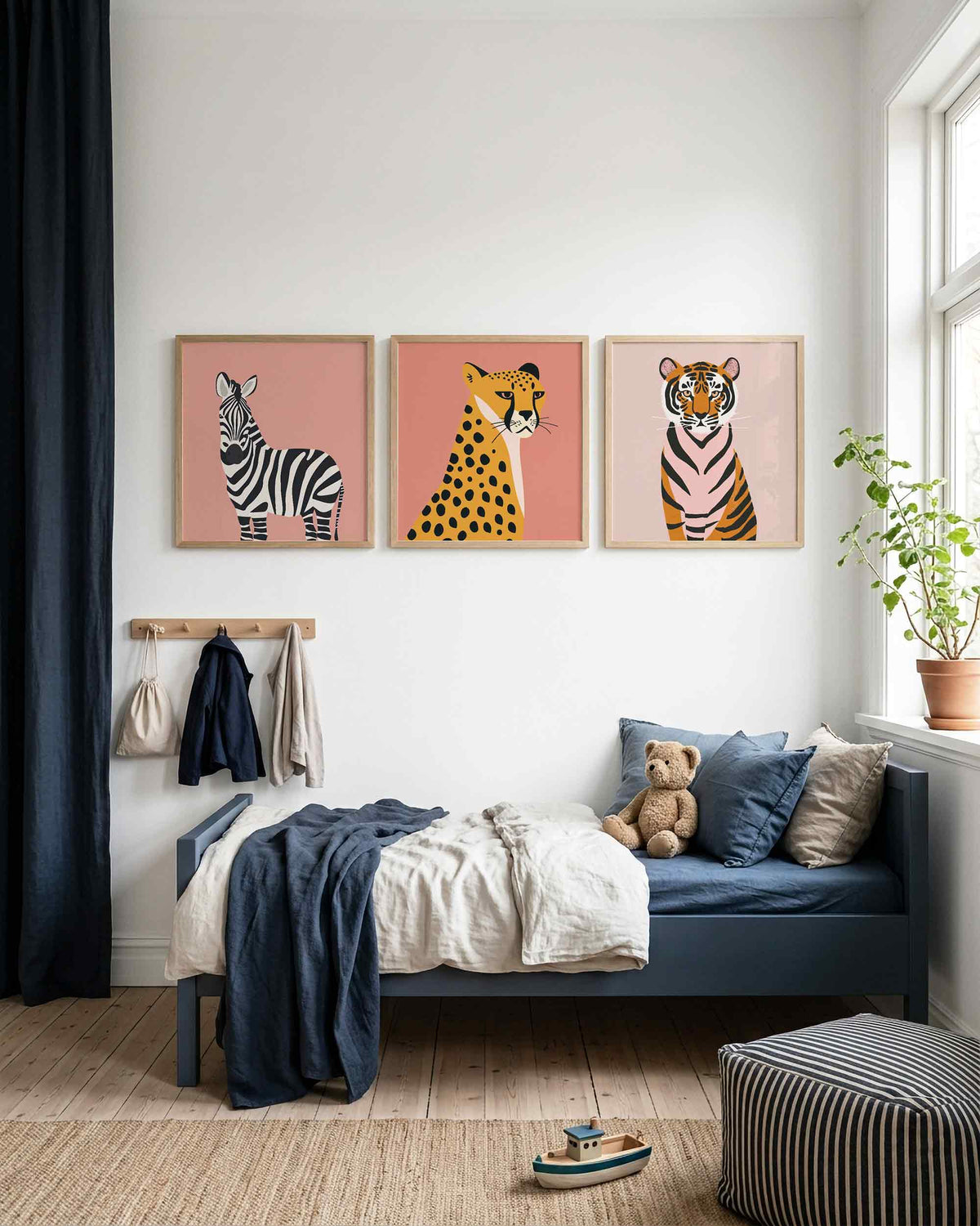 Interieurpresentatie van een driedelige vierkante posterset met zebra jachtluipaard tijger