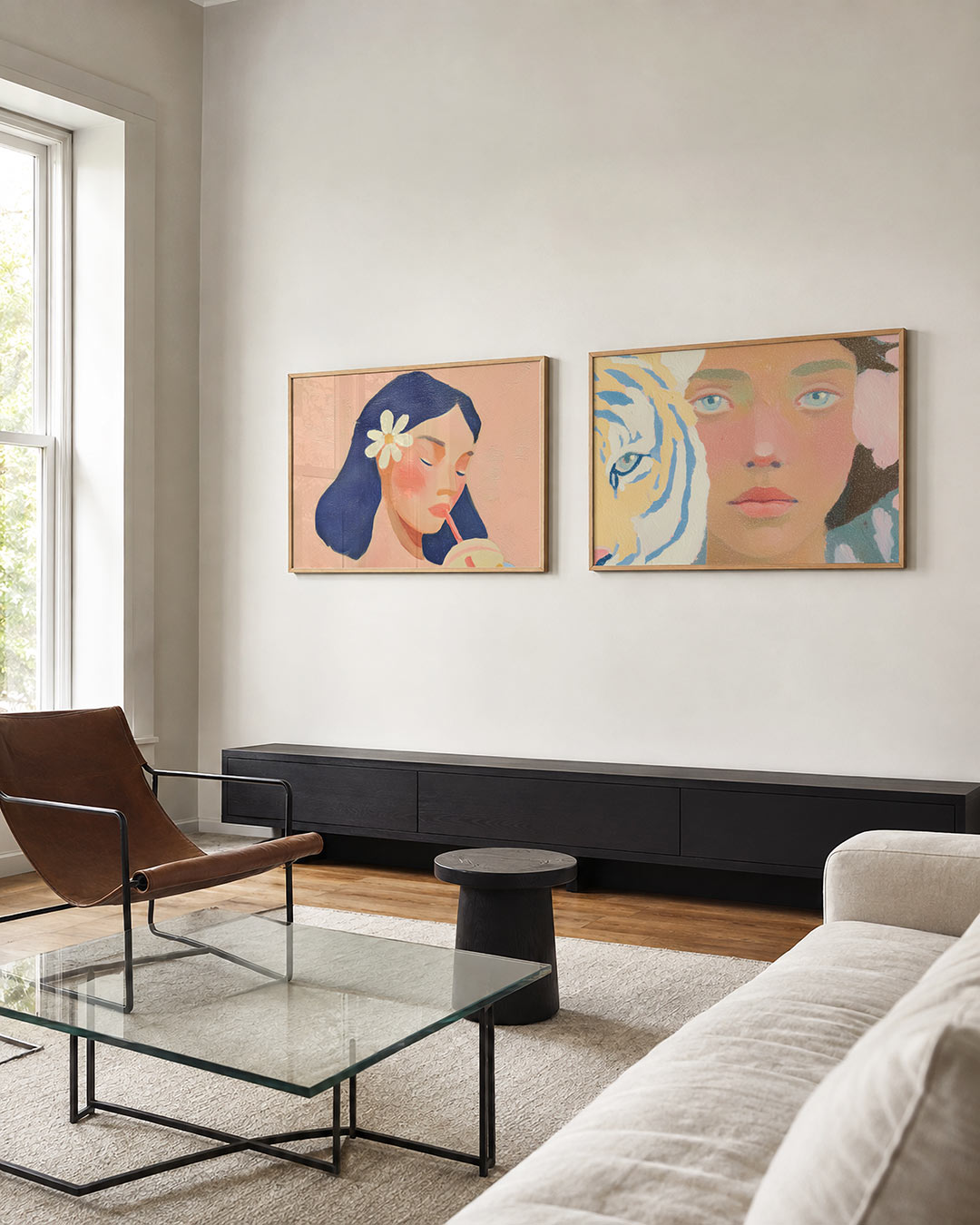 Twee liggende posters met een vrouw met donkerblauw haar en een witte bloem, aan de muur in een interieur