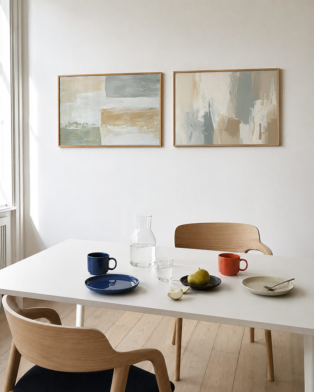 Interieurpresentatie van twee posters met zachte beige en grijze kleurvlakken