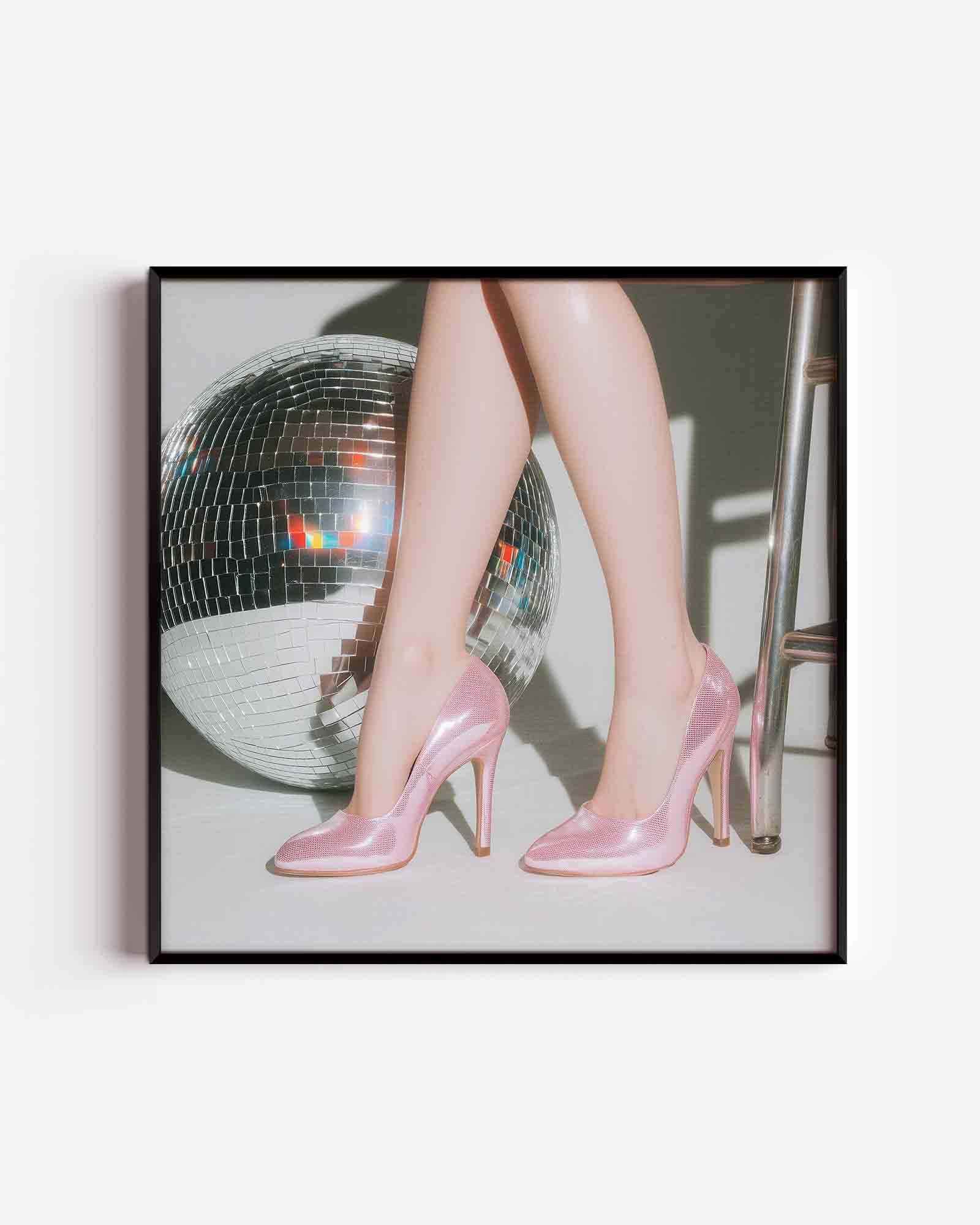 Roze hakken en discobal Poster