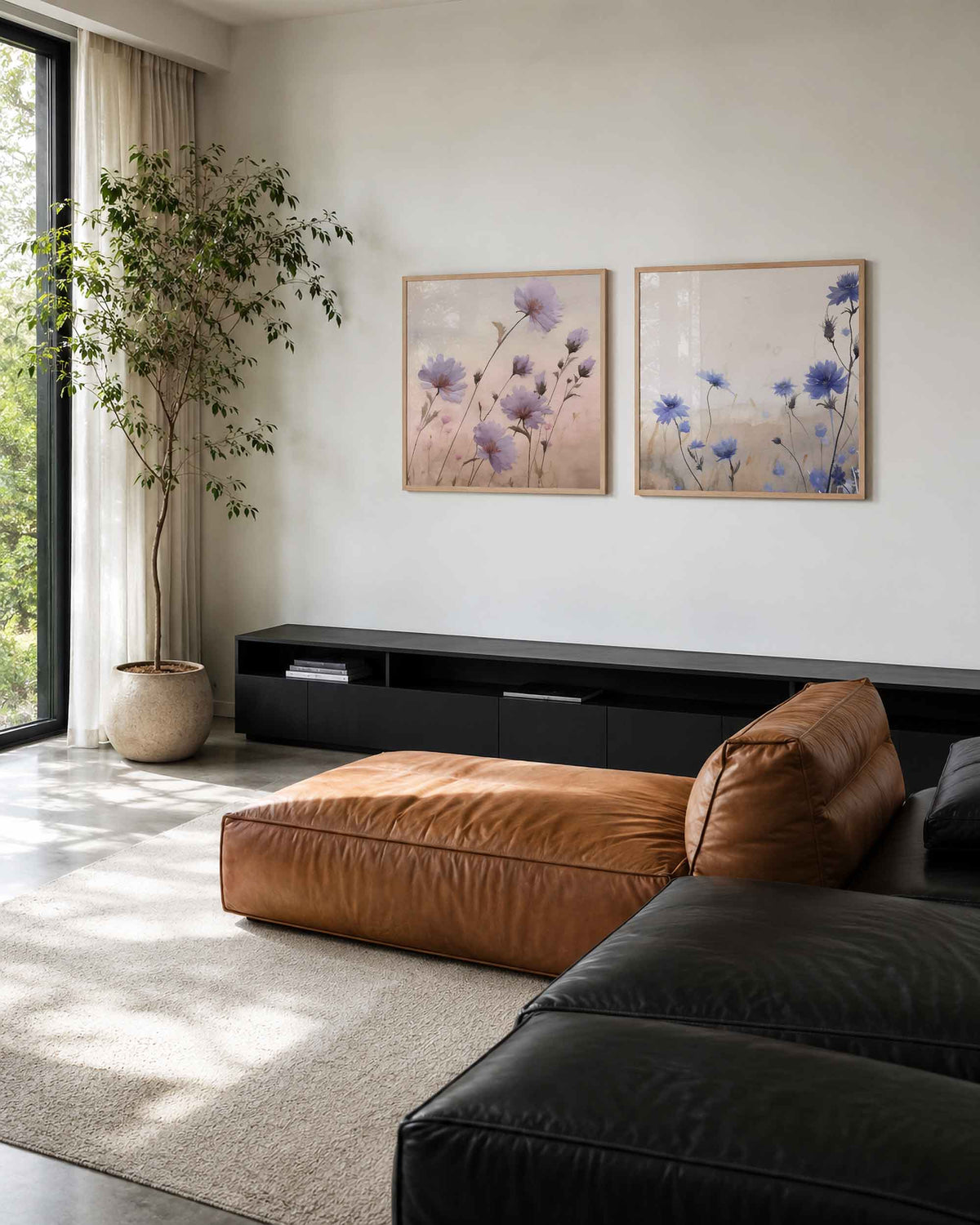 Interieurpresentatie van een tweedelige vierkante posterset met blauwe korenbloemen