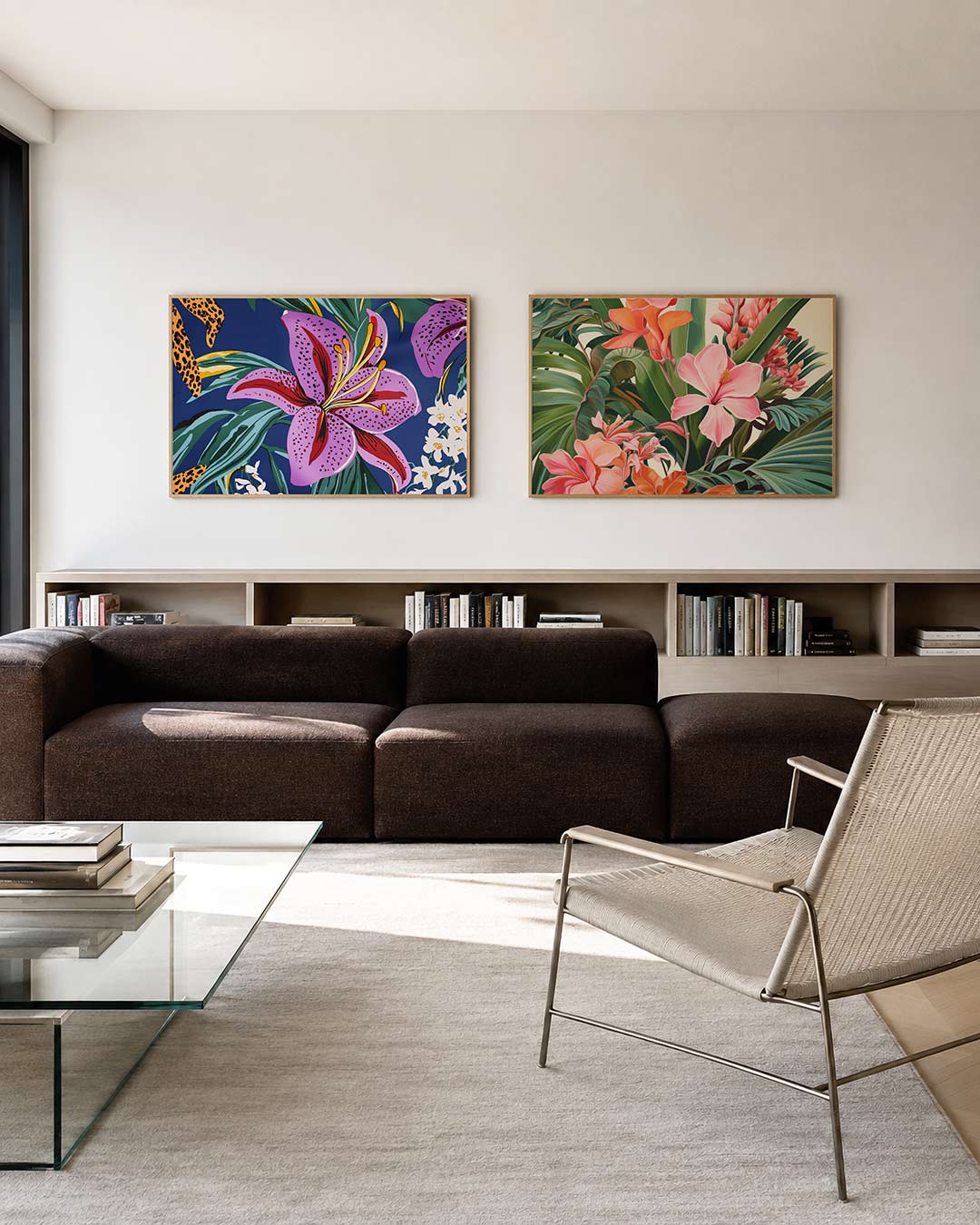 Interieurbeeld met twee liggende posters: een levendige bloem met paarse en roze tinten