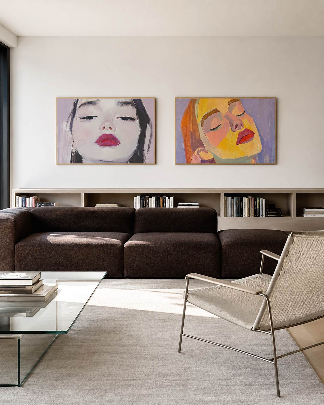 Tweedelige posterset met donkere tinten en een rustige visuele opbouw, getoond in een interieur