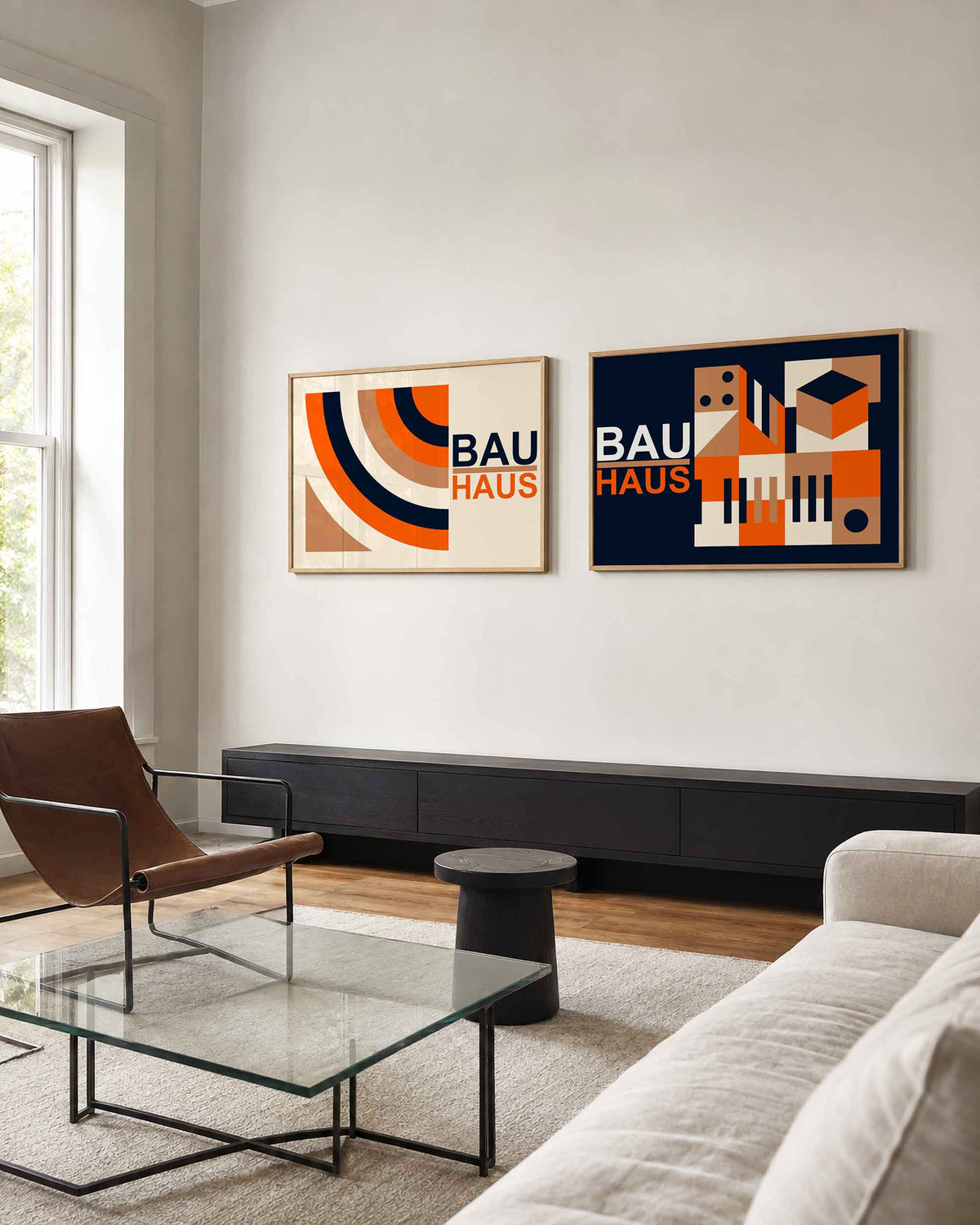 Interieurmockup van tweedelige landscape-posterset met oranje bogen en blokken