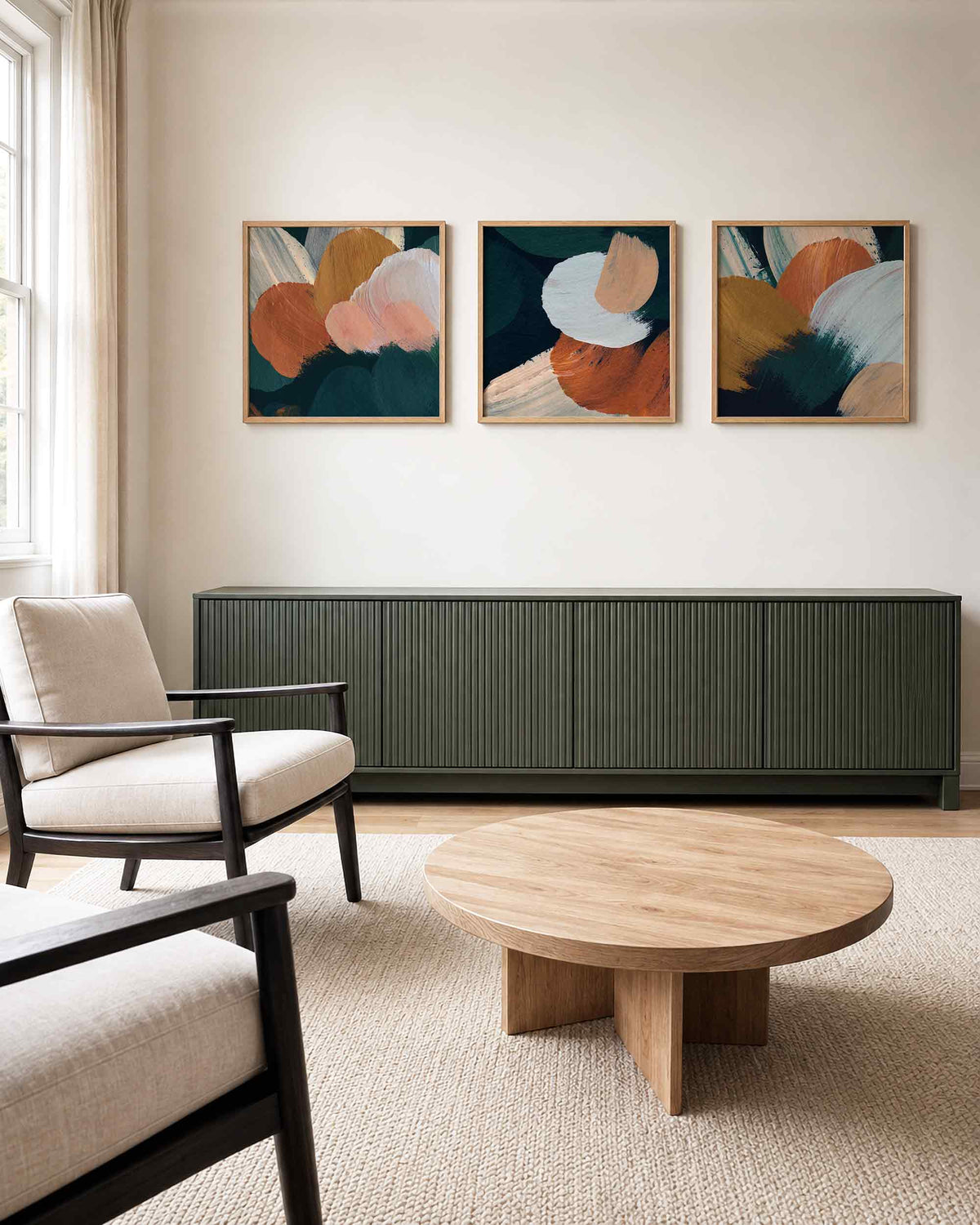 Interieurpresentatie van een driedelige vierkante posterset met abstracte penseelstreken