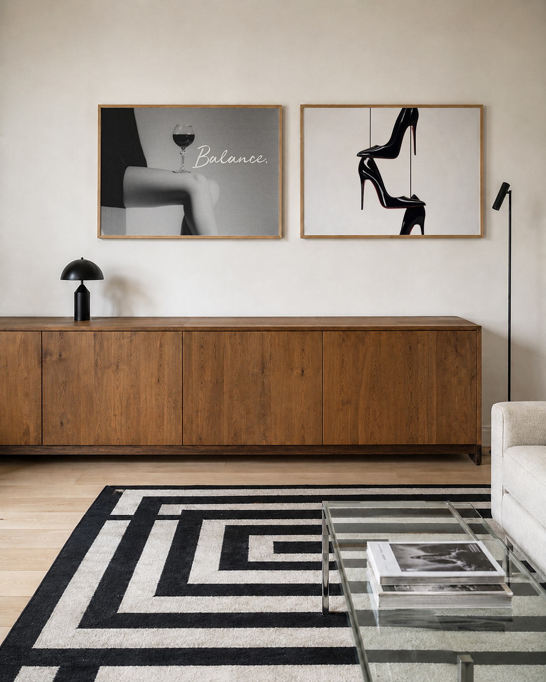 Tweedelige posterset met een glas wijn op een knie, met sierlijke tekst en grijstinten, getoond in een interieur