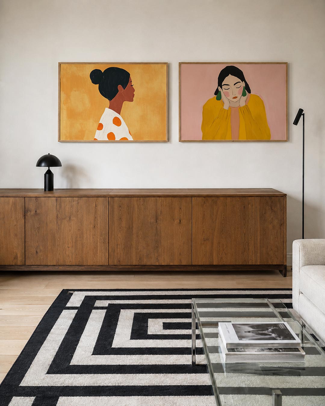 Interieurpresentatie van twee posters met een zijaanzicht van een vrouw met een donkere knot