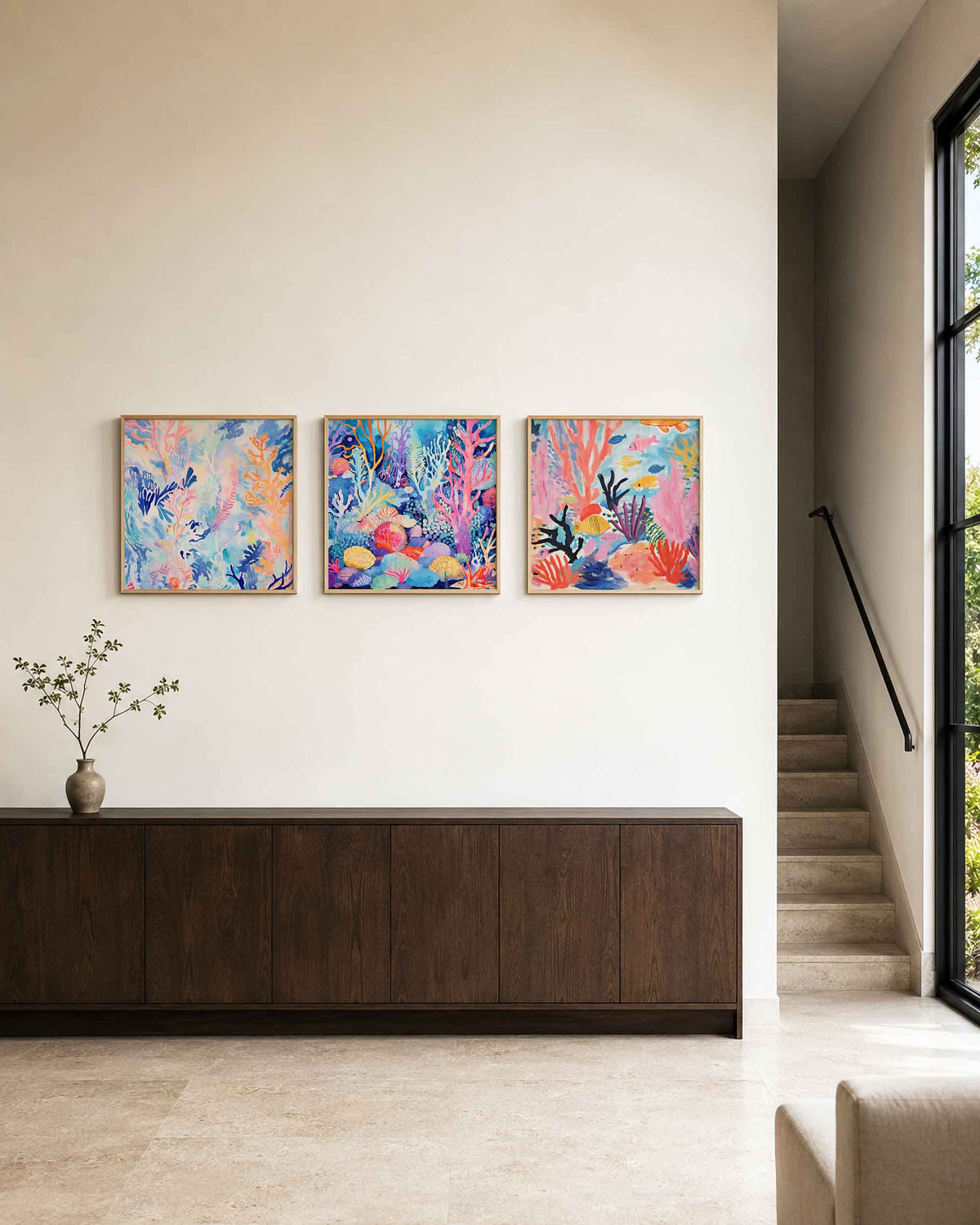 Interieurpresentatie van een driedelige vierkante posterset met kleurrijk koraalrif