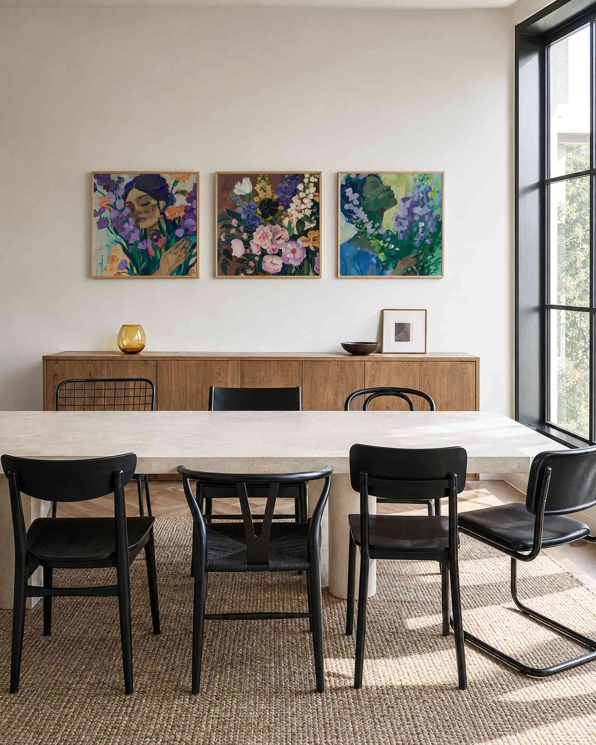 Interieurpresentatie van een driedelige vierkante posterset met bloemenportretten