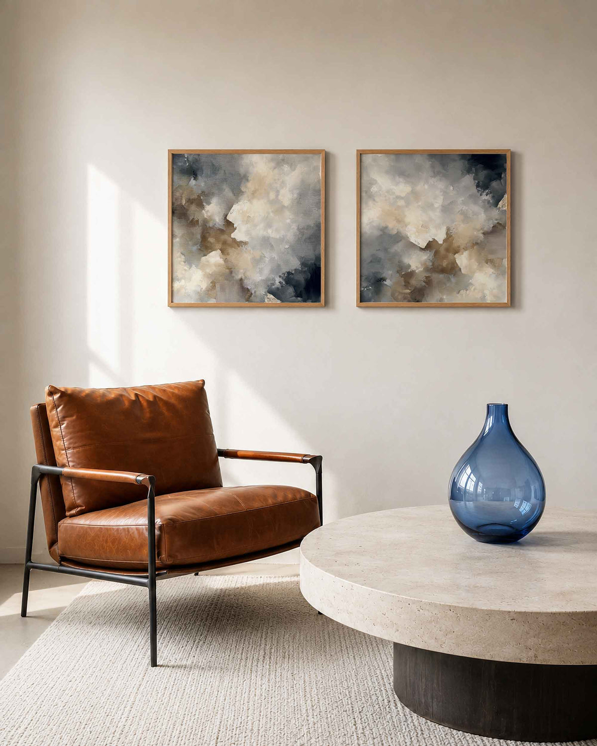 Interieurpresentatie van een tweedelige vierkante posterset met penseelstreken