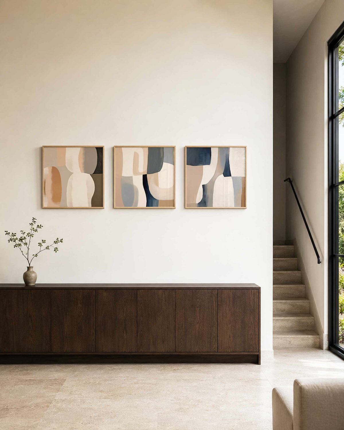 Interieurpresentatie van een driedelige vierkante posterset met abstracte vormen