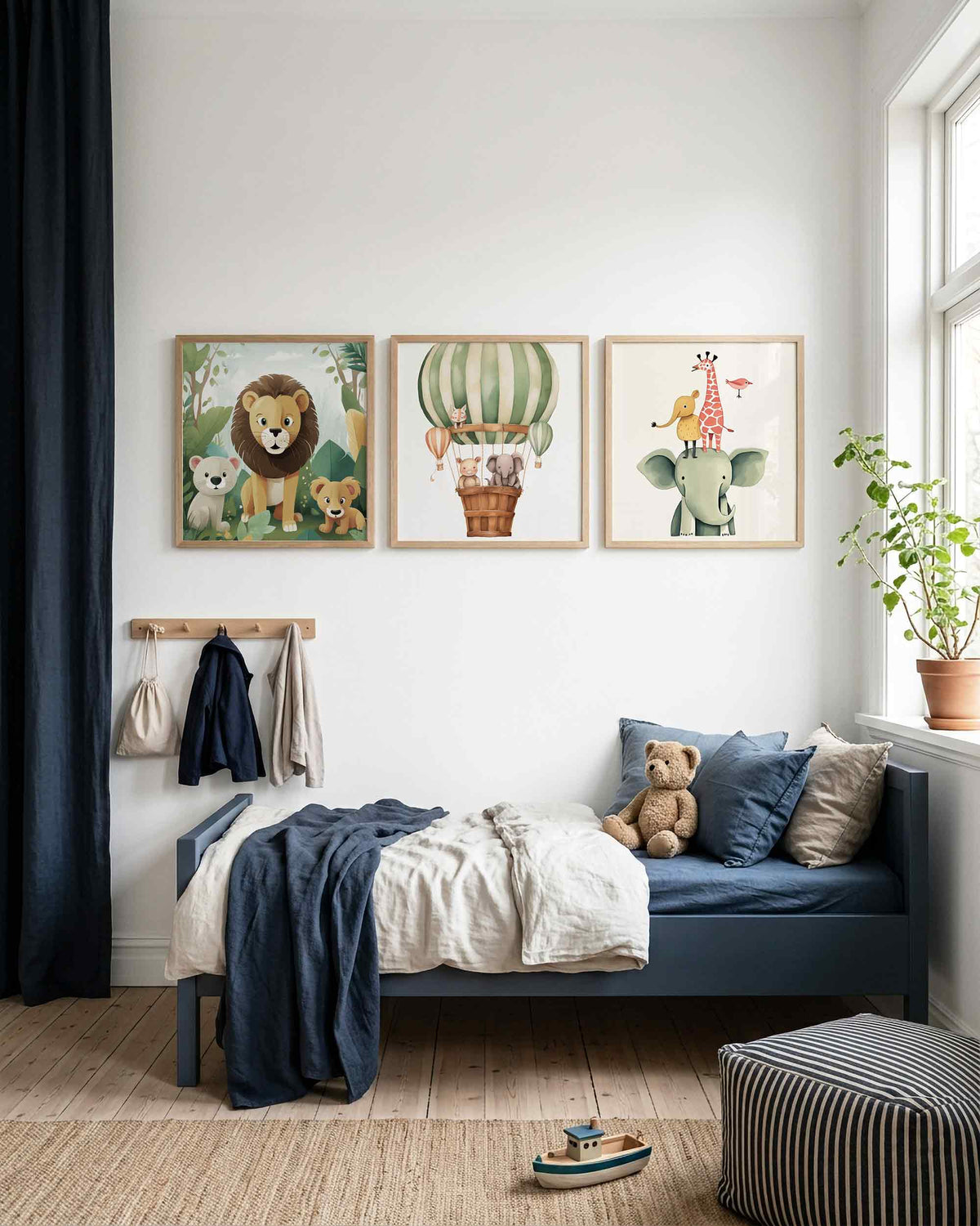 Interieurpresentatie van een driedelige vierkante posterset met jungle dieren