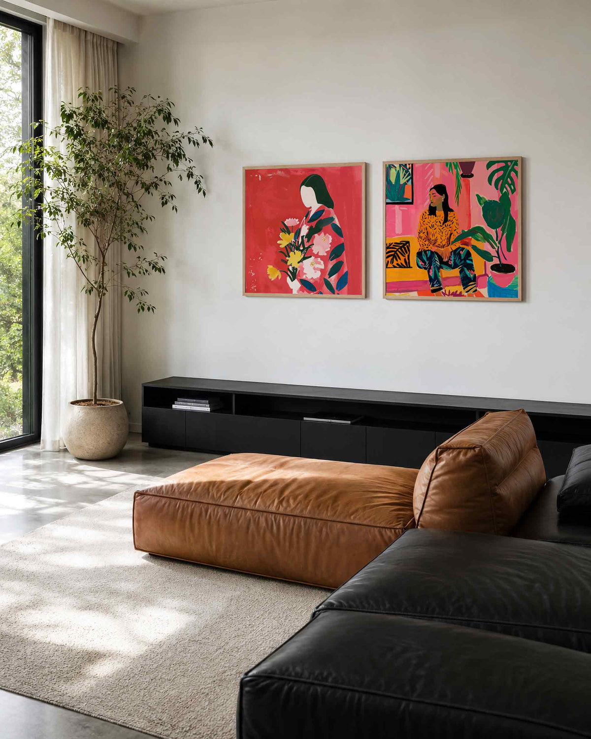 Interieurpresentatie van een tweedelige vierkante posterset met bloemen en vrouw