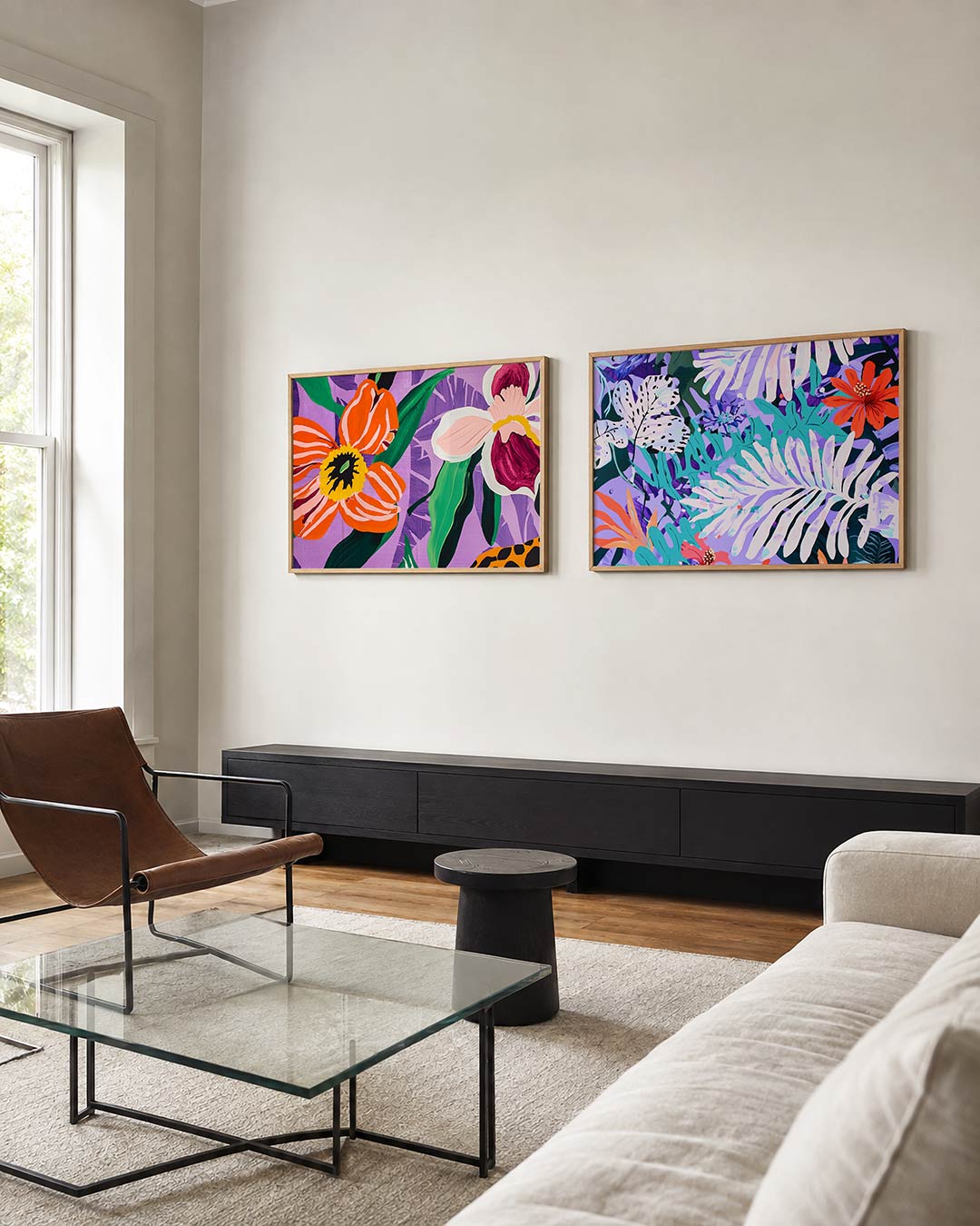 Interieurbeeld met twee liggende posters: levendige bloemen tegen een paarse achtergrond