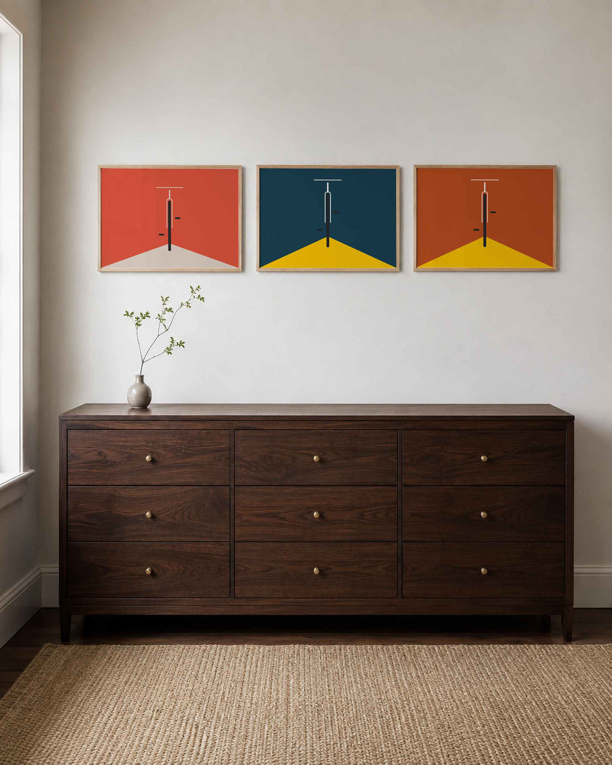 Interieurmockup van drieluik landscape-posterset met hoeklijn in drie kleuren