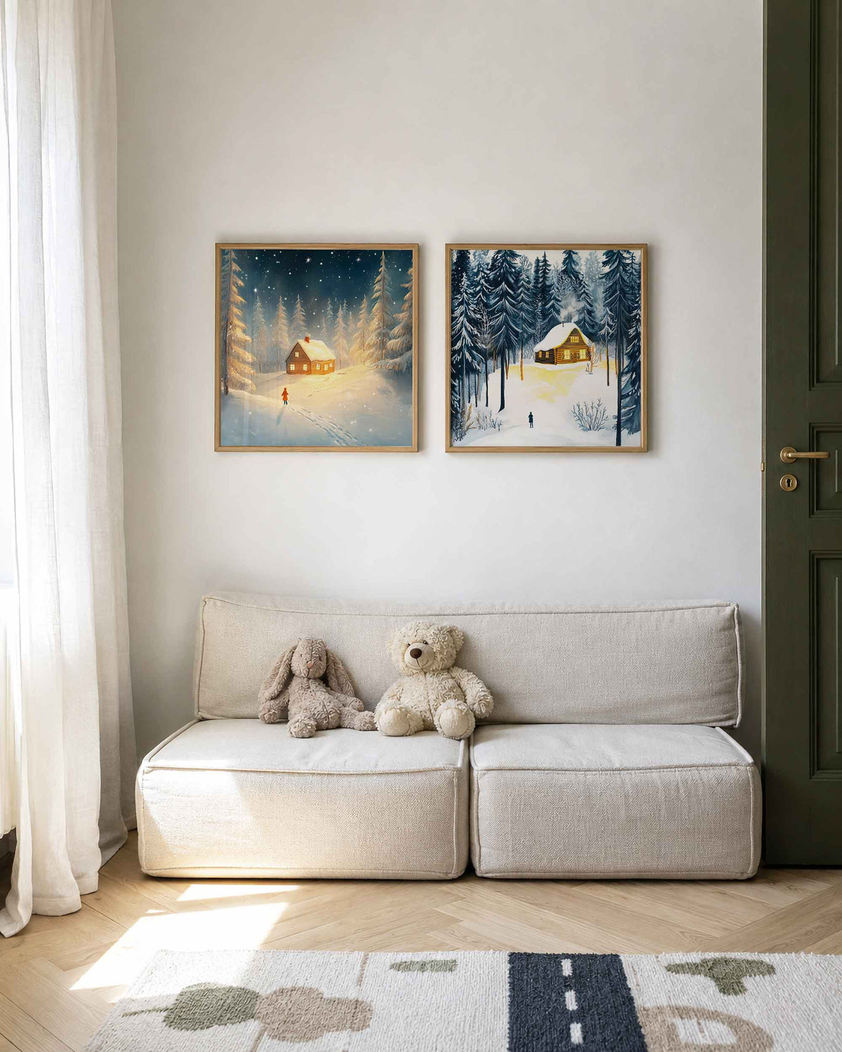 Interieurpresentatie van een tweedelige vierkante posterset met besneeuwde boshutten