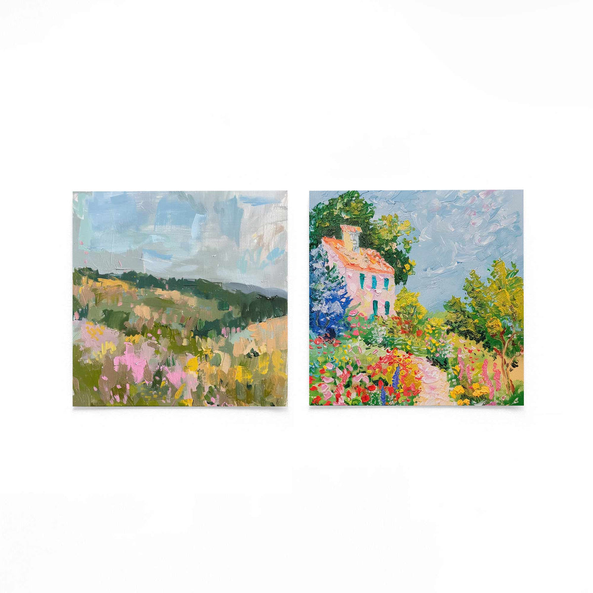 Twee vierkante posters met landschap en bloemen op een gebroken witte achtergrond