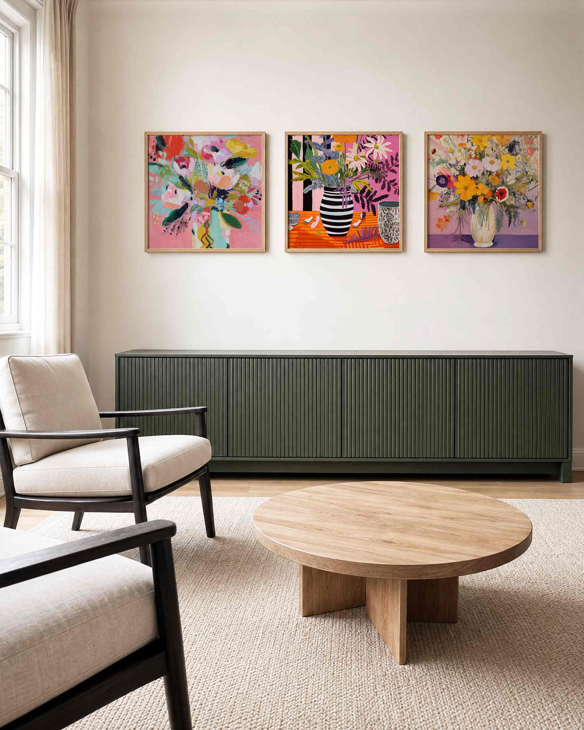 Interieurpresentatie van een driedelige vierkante posterset met kleurrijke bloemen