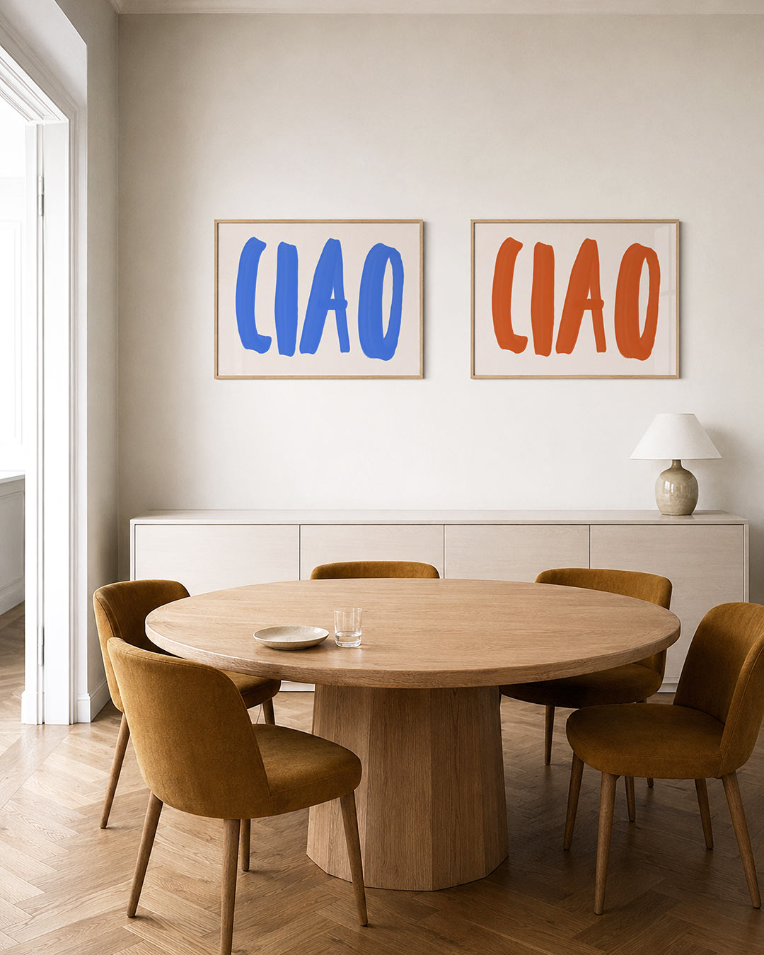 Twee liggende posters met grote, blauwe letters op een lichte achtergrond, aan de muur in een interieur