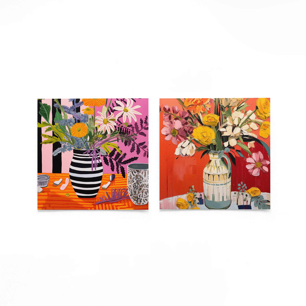 Twee vierkante posters met bloemen in vazen op een gebroken witte achtergrond