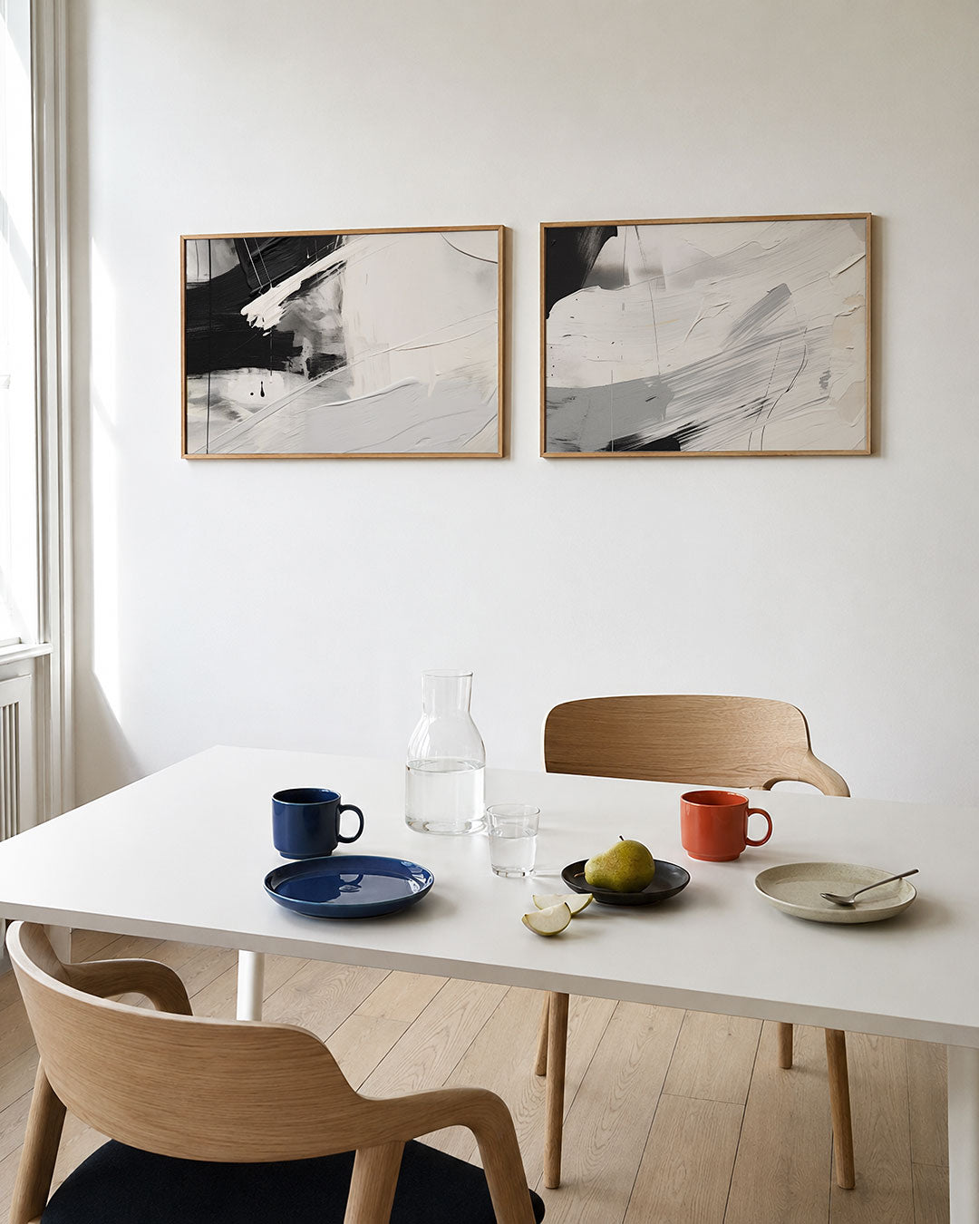 Tweedelige posterset met een krachtig lijnenspel van zwart en wit, getoond in een interieur