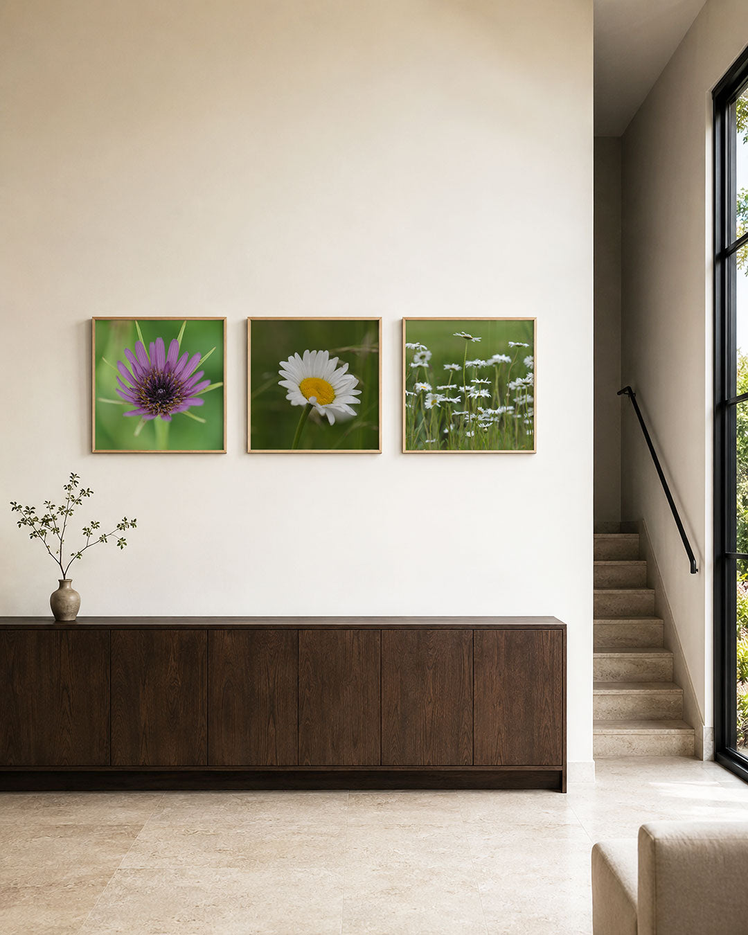Interieur met vierkant fotografisch drieluik bloemen in beeld – Gerald Emming