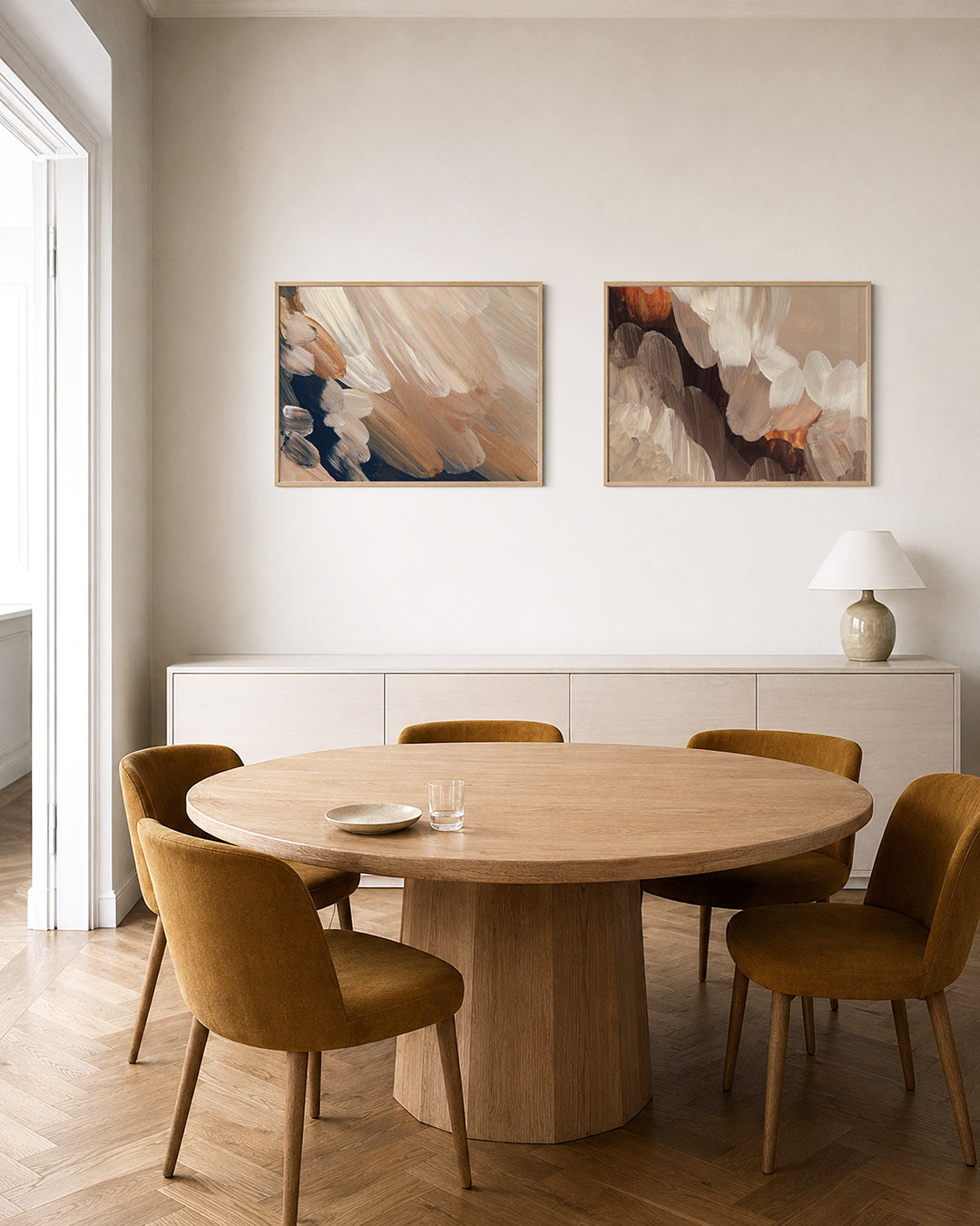 Interieurbeeld met twee liggende posters: zachte penseelstreken in beige, wit en donkerblauw