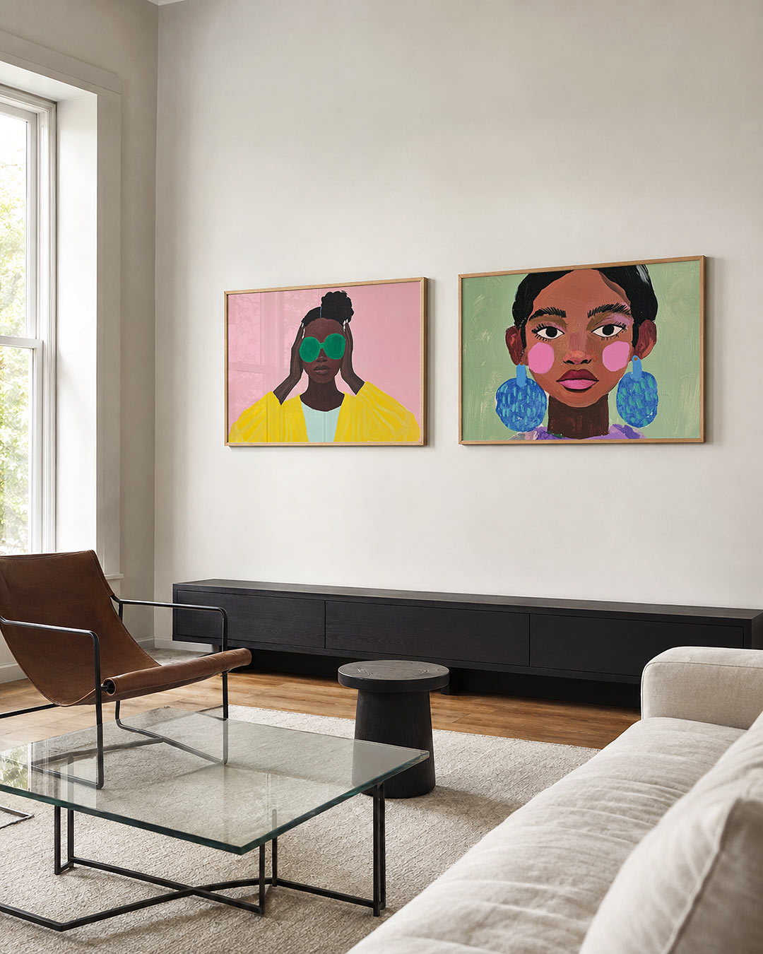 Twee liggende posters met een vrouw met grote groene brillenglazen en een gele jas, aan de muur in een interieur